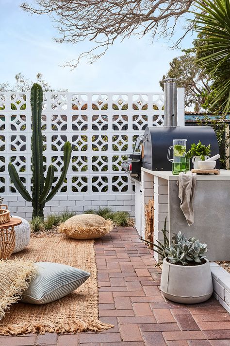 How to build a breeze block wall | Better Homes and Gardens Palm Springs Style Exterior, Boho Modern Patio, Palm Springs Outdoor Patio, Palm Springs Courtyard, Palm Springs Patio Outdoor Spaces, Palm Springs Outdoor Decor, Palm Springs Backyard Ideas, Retro Outdoor Decor, Palm Springs Pool Area