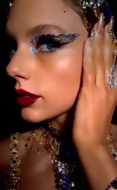 Taylor Swift Bejeweled Makeup, Eras Makeup, Eras Tour Makeup, Taylor Swift Makeup, Taylor Swift Cat, Concert Makeup, Photoshoot Moodboard, Inspired Photoshoot, Taylor Swift Midnights