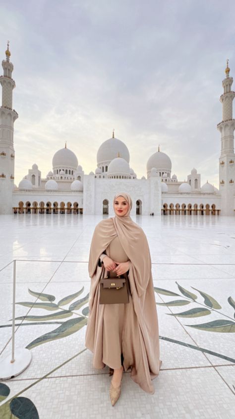 Sheikh Zayed Grand Mosque outfit Mosque Outfit, Umroh Outfit, Sheikh Zayed Mosque, Zayed Mosque, Simple Hijab Tutorial, Dubai Vacation, Sheikh Zayed Grand Mosque, Simple Hijab, Sheikh Zayed