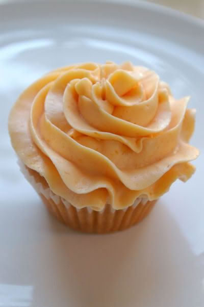 Peach cupcakes with peach buttercream Peach Buttercream, Cupcakes With Frosting, Peach Cupcakes, Cake Mini, Peach Recipe, Cupcake Cake, Yummy Cupcakes, Dessert Cupcakes, Yummy Sweets