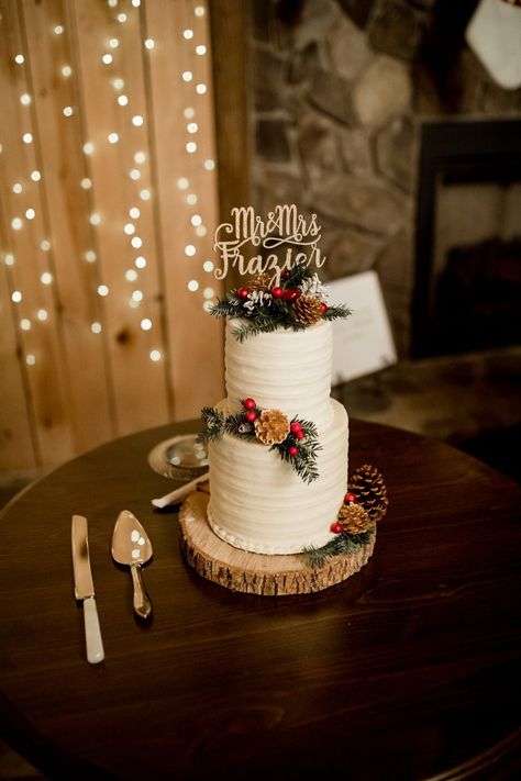 Rustic Christmas Wedding Cake, Simple Christmas Wedding Cake, Christmas Wedding Cake Ideas, Small Christmas Wedding Cakes, Wedding Cake Christmas, Christmas Wedding Cakes December, Xmas Wedding Cake, Small Wedding Cakes Christmas, Christmas Wedding Cake Topper