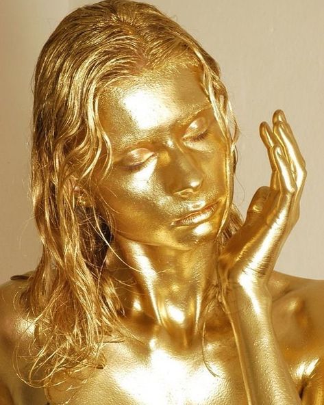 Gold #bodyart #bodypaint #goldpaint #gold #bodypainting #artoftheday #artofinstagram #artinspiration #fashion Paintings Tumblr, James Bond Party, Look Festival, Richard Wagner, Gold Bodies, Body Painting, Gold Glitter, Glow In The Dark, Body Art