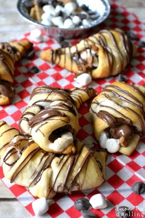 S'mores Crescent Rolls Crescent Roll Dough Recipes, Smores Dessert Recipes, Crescent Roll Recipes Dessert, Roll Dough Recipe, Smore Recipes, Pane Dolce, Nutella Brownies, Crescent Roll Recipes, Crescent Dough