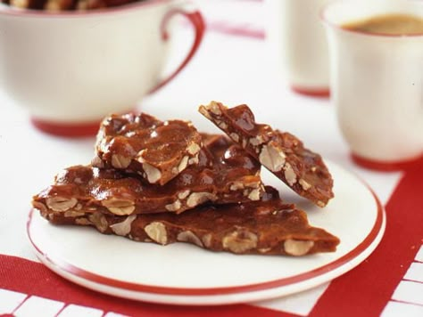 Get Hazelnut Crunch: Noci Croccante Recipe from Food Network Hazelnut Brittle, Hazelnut Crunch, Giada Recipes, Holiday Baking Recipes, Candy Truffles, Holiday Dessert Recipes, Suga Suga, Italian Foods, Homemade Candy