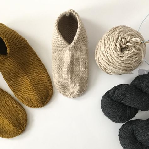 223 likerklikk, 12 kommentarer – Espace Tricot (Melissa & Lisa) (@espacetricot) på Instagram: “Operation "Family Slippers" 50% complete. Mine are the small ones 🙂. It is the strangest feeling…” Baby Shoe Crochet, Shoe Crochet, Shoes Crochet, Knitting Hacks, Knitted Slippers Pattern, Diy Textiles, Beginner Crochet Projects, Sock Knitting Patterns, Wool Projects