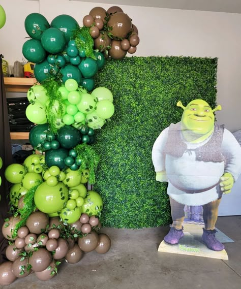 Shrek Hallway Decorations, Shrek Birthday Party For Adults, Shrek Party For Adults, Shrek Birthday Party Aesthetic, Shrek Theme Decorations, Shrek Breakfast, Shriek Birthday Party Ideas, Shrek Girl Birthday Party, Shriek Party Theme