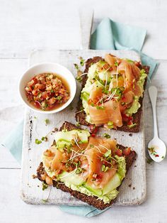 // In need of a detox? Get 10% off your teatox order using our discount code 'Pinterest10' on www.skinnymetea.com.au Plats Healthy, Smoked Salmon Recipes, Avocado Toast Recipe, Salmon Avocado, God Mat, Idee Pasto Sano, Toast Recipes, Smoked Salmon, Salmon Recipes