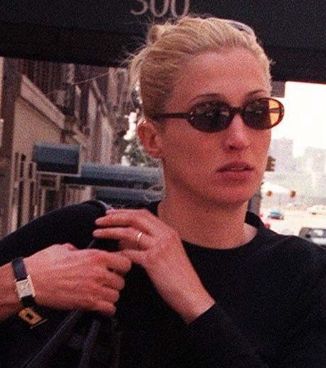 2-cartier-tank-watch-carolyn-bessett-kennedy-habituallychic Vintage Cartier Watch, Carole Radziwill, John Junior, Tank Watch, Jfk Jr, Cartier Tank, Mode Inspo, Round Sunglass Men, New Yorker