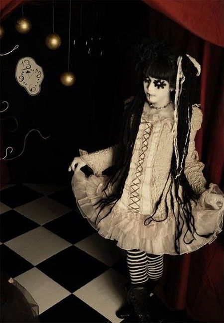 Scary Doll Costume, Annabelle Horror, Creepy Doll Costume, Diy College, Creepy Halloween Costumes, Popular Halloween Costumes, Costumes College, Pierrot Clown, Doll Halloween Costume