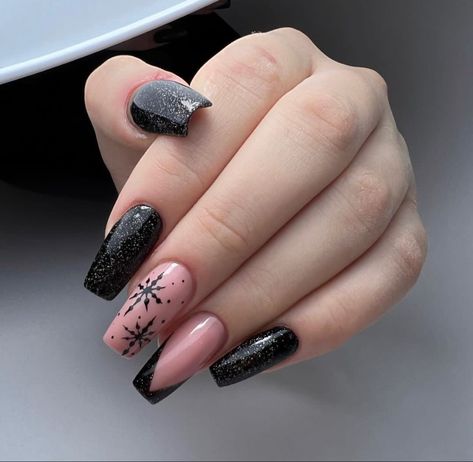 Nails December 2024, New Years Nails Black, Black Xmas Nails, Goth Winter Nails, Dark Christmas Nails, Black Christmas Nail Designs, Winter Nails Black, Christmas Nails Black, Winter Wonderland Nails