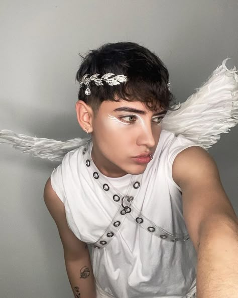 Halloween Male Outfits, Angel Costume Men Halloween, Angel Costume Makeup Glitter, Dark Angel Makeup Men, Angel Costume Aesthetic Men, Dark Angel Aesthetic Costume, Men’s Angel Costume, Guy Angel Costume, Angel Male Costume