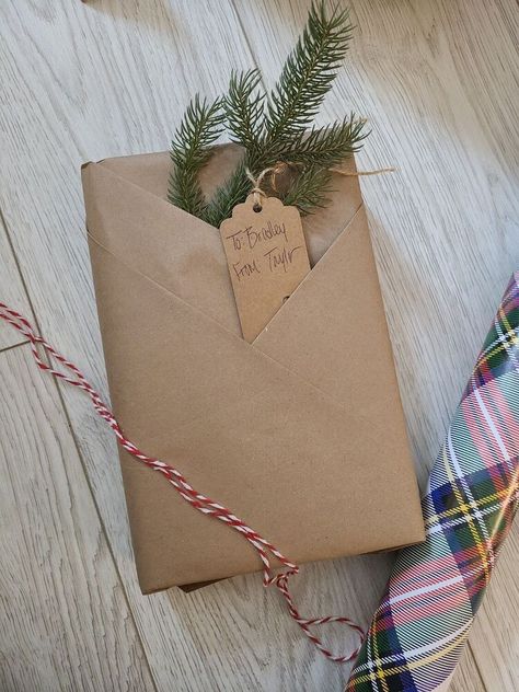 It's the holiday season which means gifts will be given for many holidays over the next few months! If you're anything like me, you LOVE to wrap gifts (I know I'm usually in the minority on this one, but if you're this far into my DIY, I will assume you too like to wrap)! I saw a video online of a fun and unique way to wrap gifts so I thought I would give it a shot! Follow along as I show you a cute way to wrap gifts for any occasion! Measure out your wrapping paper. You'll need a lo… Creative Corporate Gifts, Craft Paper Wrapping, Unconventional Materials, Diy Wrapping Paper, Wrap A Gift, Creative Wrapping, Creative Tutorials, Diy Techniques, Gifts Wrapping Diy