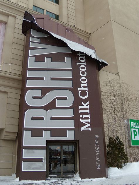 Hershey's chocolate store Chocolate Store Design, Caramel Highlight, World Chocolate Day, Milk Duds, Chocolate Stores, Chocolate Photos, Giant Chocolate, Brand Activations, Hershey Bar