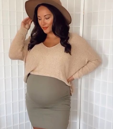 Maternity Cropped Sweater Outfit, Crop Sweater Maternity Outfit, Cropped Sweater Over Dress Maternity, Cropped Hoodie Outfit, Cropped Sweater Outfit, Sweater Over Dress, Female Boss, Maternity Outfit, Over Dress