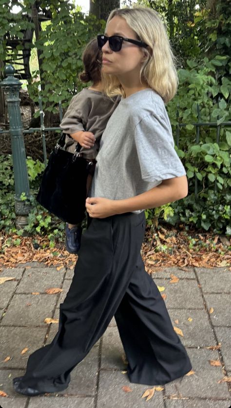 Flowy Black Pants Outfit, Black Tailored Pants Outfits, Flowy Pants Outfit, Winter Pants Outfit, Office Outfits Women, Looks Street Style, Tailored Pants, Outfits Women, Streetwear Women