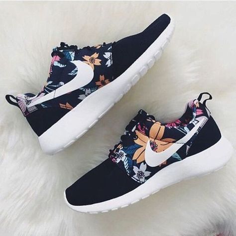 Nike Free Runners, Jordan Sneaker, Floral Sneakers, Nike Free Run, Adidas Shoes Women, Nike Shoes Cheap, Nike Lunar, Nike Free Shoes, Nike Shoes Outlet