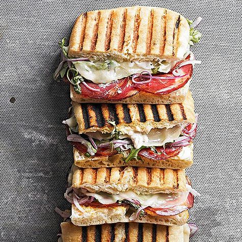 Bresaoloa Gorgonzola Panini Grilled Sandwiches, Grilled Flatbread, Panini Recipes, Classic Grilled Cheese, Panini Sandwiches, Easy Sandwich Recipes, Grilled Cheese Recipes, Simple Sandwiches, Grilled Sandwich