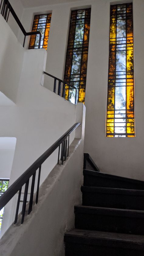 Staircase Window Decor Ideas, Staircase Wall Window Design, Living Room Stair Wall Decor, Stair Window Design, Stairs Window Design, Staircase Wall Designs, Stairwell Skylight, Staircase Window Design, Staircase Windows