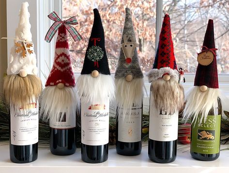 Christmas Bottle Gift, Gnome Bottle Toppers, Gnome Bottle Topper Diy, Diy Gnome Gifts, Gnome Christmas Stockings Diy, Gnome Wine Bottle Toppers Diy, Wine Gift Ideas Diy, Wine Bottle Gnomes Diy How To Make, Wine Christmas Gift Ideas