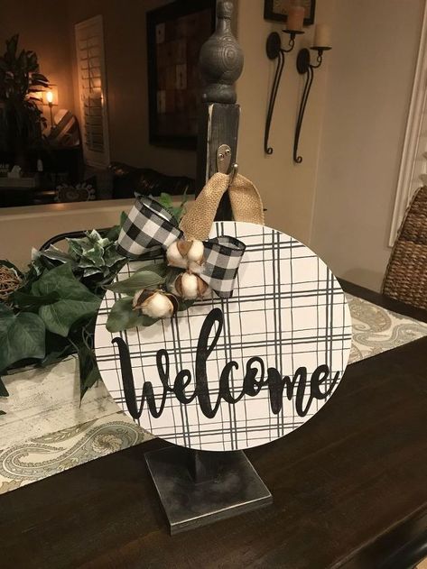 Cricut Round Sign Ideas, Dollar Tree Door Sign, Dollar Tree Wood Round Crafts, Cricut Pizza Pan Signs, Diy Dollar Tree Door Hanger, Diy Pizza Pan Door Hanger, Dollar Tree Round Wood Signs Diy, Dollar Tree Welcome Sign Diy, Dollar Tree Welcome Sign