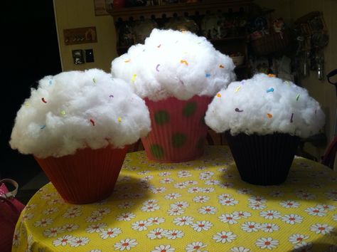 Giant cupcakes I made for my Granddaughters birthday party, spray paint an old lampshade, turn it upside down, fill with newspaper, spread polyfill over the top & sprinkle with colorful bits of craft foam. Huge Cupcake, Willy Wonka Party, Candy Land Birthday Party, Candyland Birthday, Candy Land Christmas Decorations Diy, Candy Land Christmas Decorations Outdoor, Candyland Party, Candy Theme, Christmas Float Ideas