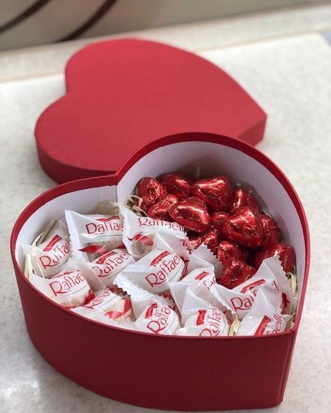 Gifts Basket Ideas, Ideas San Valentin, Birthday Candy Bouquet, Making Gift Boxes, Bouquet Chocolate, Diy Popsicle Stick Crafts, Wine Country Gift Baskets, Candy Gift Baskets, Chocolate Bouquet Diy