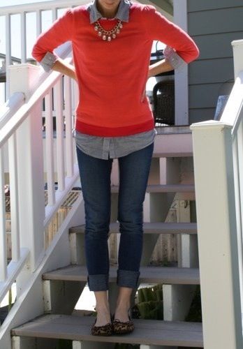 chambray shirt, red sweater, skinny jeans, leopard flats and pearls // this looks kills it and i still haven't gotten there yet. looking for the right red sweater. Classic Clothes, Mode Tips, Teacher Outfit, Mode Casual, Classic Wardrobe, Chambray Shirt, Winter Coats, Looks Style, Mode Inspiration