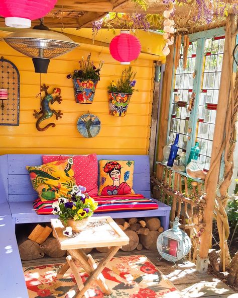 Mexican Balcony, Mexican Outdoor Decor Patio, Mexican Outdoor Decor, Mexican Backyard, Hacienda Mexico, Mexican Pueblo, Outdoor Wall Paint, Hacienda Style Home, Porch Vibes