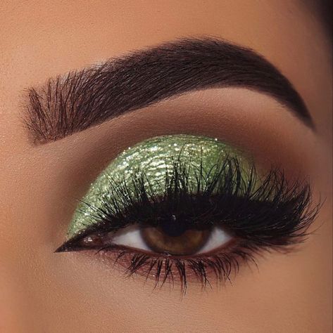 Brown And Green Eyeshadow, Green Eye Shadow Looks, Saint Patricks Day Makeup, Green Eyeshadow Look, Day Eye Makeup, Eyeshadow Ideas, Day Makeup Looks, Christmas Makeup Look, Eyeshadow For Brown Eyes