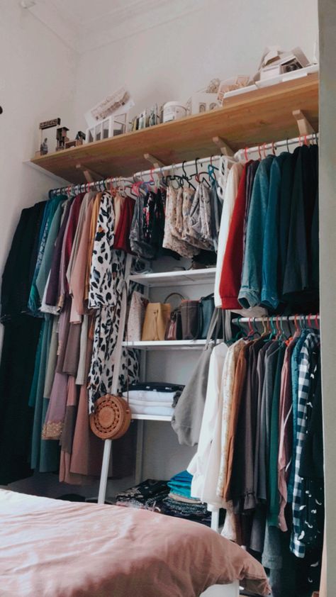 Exposed Wardrobe, Diy Open Closet, Open Closet In Bedroom, Cubords Ideas Bedroom, Closet Alternatives, Dresser Alternative, Vintage Dressing Rooms, Cheap Closet, Ikea Closet