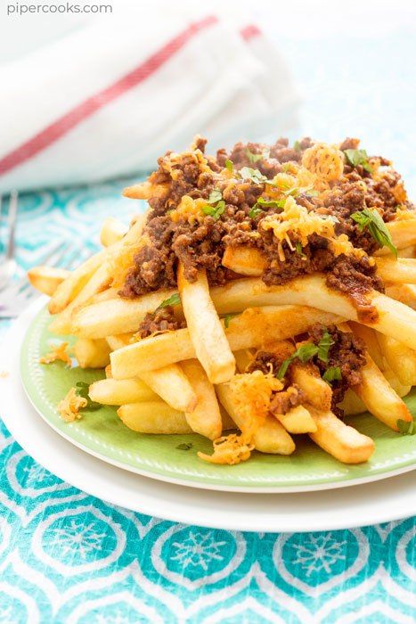 Loaded Fries Ground Beef, Beef Loaded Fries, Texas Fries, Topped Fries, Poutine Recipes, Loaded Chili, Loaded Fries Recipe, Taco Ideas, Chili Cheese Burger