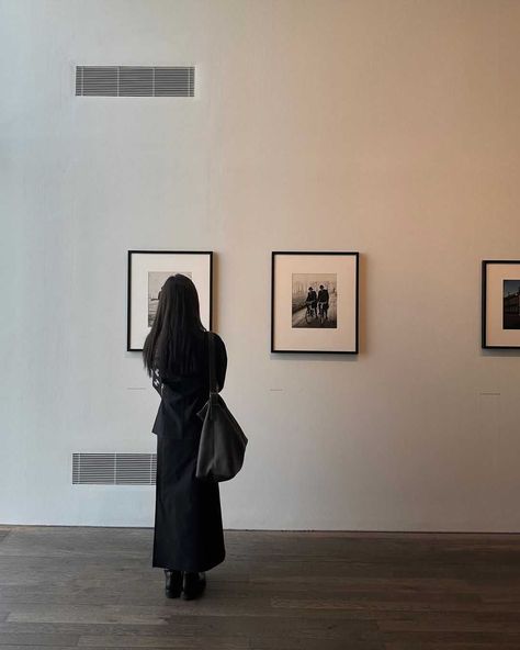 Museum Aesthetic Photoshoot, Art Gallery Aesthetic Outfit, Korean Girl Aesthetic, Fangirl Aesthetic, Art Gallery Outfit, Instagram Korean, Aesthetic Pose, Museum Photography, Still Photography