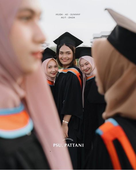 Group Photos Graduation, Group Convocation Photography, Pre Graduation Photoshoot Ideas, Pre Convo Photoshoot Idea Group, Cute Group Photo Ideas, Convo Photoshoot Idea, Group Graduation Photoshoot, Convocation Pose Photo Ideas, Preconvo Photoshoot