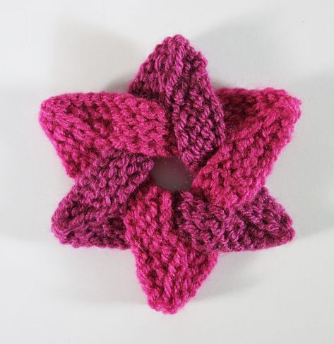 Knit Star Pattern, Knitted Stars Free Pattern, Knitted Star, Christmas Knitting Projects, Knit Christmas Ornaments, Knitted Christmas Decorations, Christmas Knits, Christmas Knitting Patterns Free, Fast Crochet