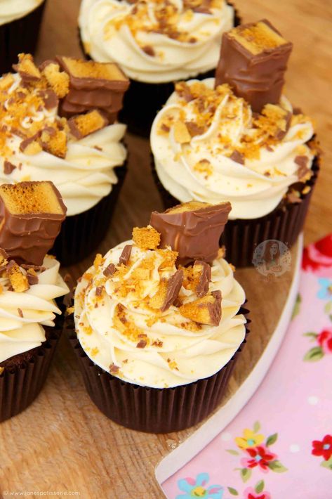 Honeycomb Crunchie Cupcakes! - Jane's Patisserie Crunchie Cupcakes, Gingerbread Latte Cupcakes, Honey Buttercream, Janes Patisserie, Baking Cupcakes, Food Cakes, Cakepops, Chocolate Cupcakes, Cupcake Recipes