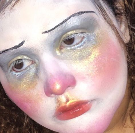 Odd Looking People, Campy Makeup Looks, Weird Core Makeup, Creature Makeup Looks, Weird Makeup Looks, Colorful Alt Makeup, Subtle Clowncore Makeup, Weird Makeup, Shower Makeup