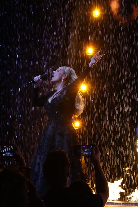 Adele On Stage, Adele Oscar, Adele Singing, Adele Aesthetic, Adele Tour, Adele Singer, Hot Singers, Adele Wallpaper, Adele Pictures