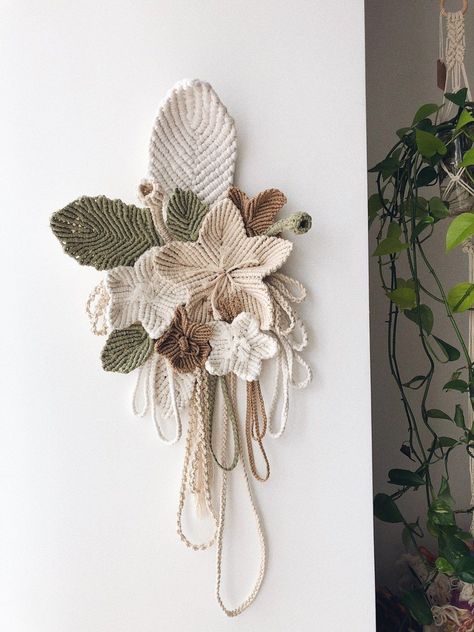 Sunflower Macrame, Macrame Flower Wall Hanging, Macrame Techniques, Macrame Flowers, Pola Macrame, Macrame Flower, Macrame Wall Hanger, Flower Hanging, Flower Wall Hanging