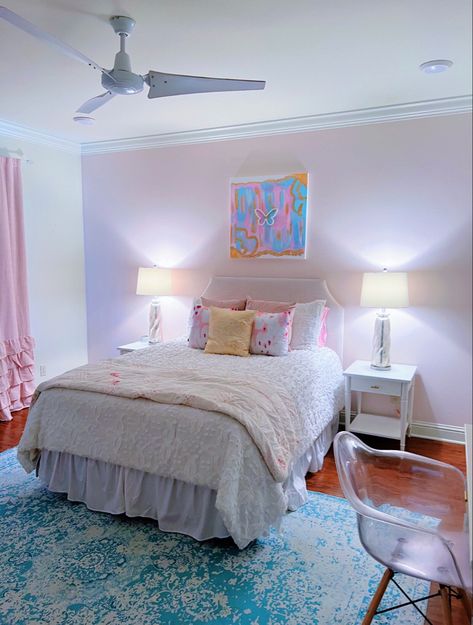 Bright Pink Room Aesthetic, Preppy Room With Canopy Bed, Home Backyard Ideas, Preppy Coastal Bedroom Pink, Preppy Bedroom Wallpaper Pink, Wallpaper Backgrounds Vintage, Cocnut Girl Bedroom, Timeless Room, Backgrounds Vintage