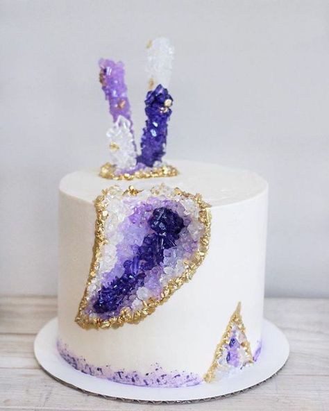 one-tier-cake-covered-with-white-fondant-amethyst-cake-with-purple-white-rock-candy Crystal Baby Shower Theme, Amethyst Cake, Amethyst Party, Geode Cakes, Fete Emo, Poppy Birthday, Novelty Cake, Savory Cakes, Geode Cake