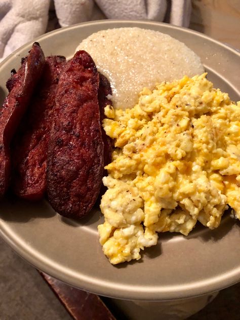 Sausage links eggs grits Hood Meals, Sausage Grits, Egg And Rice, Sausage And Eggs, Breakfast Bowls Recipe, Desert Drinks, Fried Turkey, Turkey Soup, Sausage Links