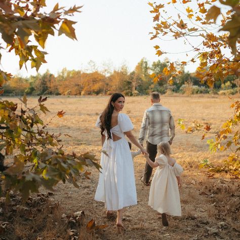 If Amelia didn’t want ice cream and water I could have photographed this sweet fam ALL NIGHT. I am SO obsessed with these photos! I love making the most of the seasons here in Southern California even though they’re ~ hard to find ~ but GOSH so beautiful. #sandiegofamilyphotographer #sandiegofamilyphotography #carlsbadfamilyphotographer #encinitasfamilyphotographer #delmarfamilyphotographer #fallfamilyphotos #fallfamilyphotoshoot Family Park Photoshoot, Lost Best Friend, Park Photoshoot, Autumn Family Photography, Family Park, Photography Location, San Diego Photography, California Elopement, Balboa Park