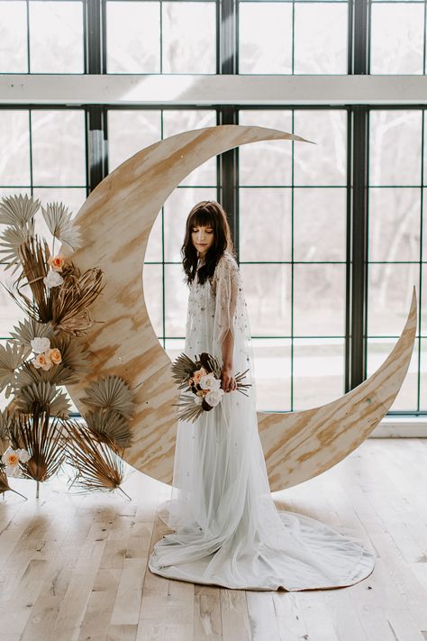 This bride wore a simple wedding dress with a sparkly cape for this celestial wedding inspiration | Image by The Johnsons Photo Celestial Wedding Theme, Starry Night Wedding, Earthy Wedding, Moon Wedding, Celestial Wedding, Wedding Leaves, Ceremony Backdrop, Green Wedding Shoes, Junebug Weddings