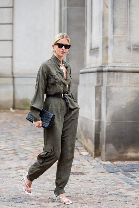 Street Style Trend: Ankle Strap Shoes and Pants Cool Onesies, Style Année 80, Oversized Tailoring, Copenhagen Fashion, Copenhagen Style, Copenhagen Fashion Week, Ankle Strap Shoes, Street Style Trends, Women Street