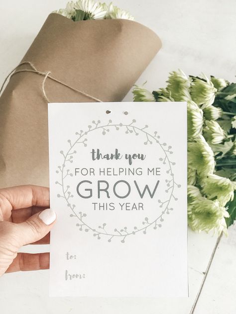 Teacher appreciation gift idea. "Thanks for helping me grow" free printable gift tag. Thank You For Helping Me Grow Printable Free, Flower Teacher Appreciation Printable, Teacher Gift Plant Free Printable, Thank You For Helping Me Grow Printable, Thank You For Helping Me Grow, Thanks For Helping Me Grow Printable, Thanks For Helping Me Grow, Thank You For Helping Me Grow Handprint, Thanks For Helping Me Grow Teacher Gift