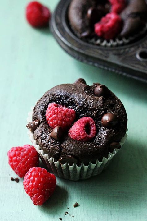 Sweet Keto Breakfast, Raspberry Chocolate Chip Muffins, Keto Breakfast Muffins, Raspberry Chocolate Chip, Chocolate Muffin Recipe, Moist Muffins, Raspberry Muffins, Raspberry Chocolate, Sugar Free Vegan