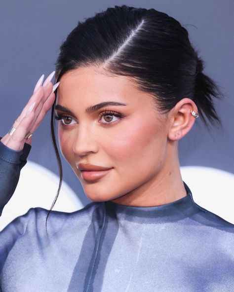 15.5.22 Natural Facial Cleanser, Kylie Jenner Hair, Estilo Kylie Jenner, Kkw Beauty, Jenner Sisters, Kylie Kristen Jenner, King Kylie, Billboard Music, Long Lasting Makeup