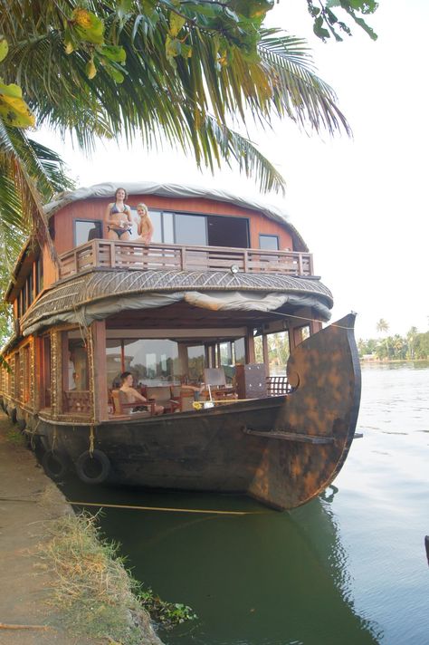 Boat Interior Design, Houseboat Living, Earth Bag Homes, Bus Living, Floating Garden, Water House, Boat Fashion, Outdoor Living Design, Boat Interior