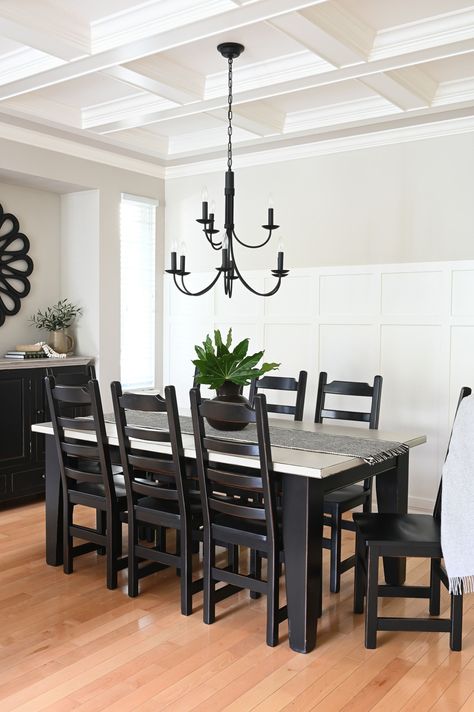 Gray And Black Dining Table, Gray And Black Dining Room Ideas, Dining Room Decor With Black Table, Black And Grey Dining Room Decor, Black And White Dining Room Table, White And Black Dining Table, Black And White Dining Room Modern, Black And Grey Dining Room, Black And White Kitchen Table