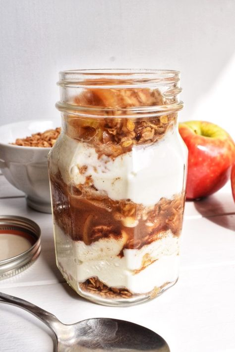 Breakfast Ideas Parfait, Yogurt Breakfast Parfait, Breakfast Parfait Healthy, Winter Yogurt Parfait, Fall Yogurt Parfait, Granola Breakfast Ideas, Apple Crisp Breakfast, Yogurt Breakfast Ideas, Fruit Yogurt Parfait